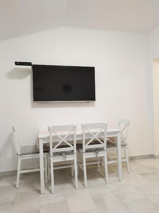 Tonis Apartment Buje Bagian luar foto