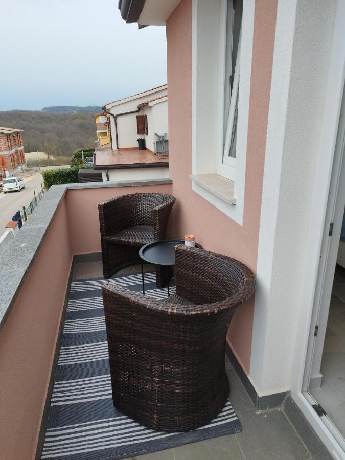 Tonis Apartment Buje Bagian luar foto
