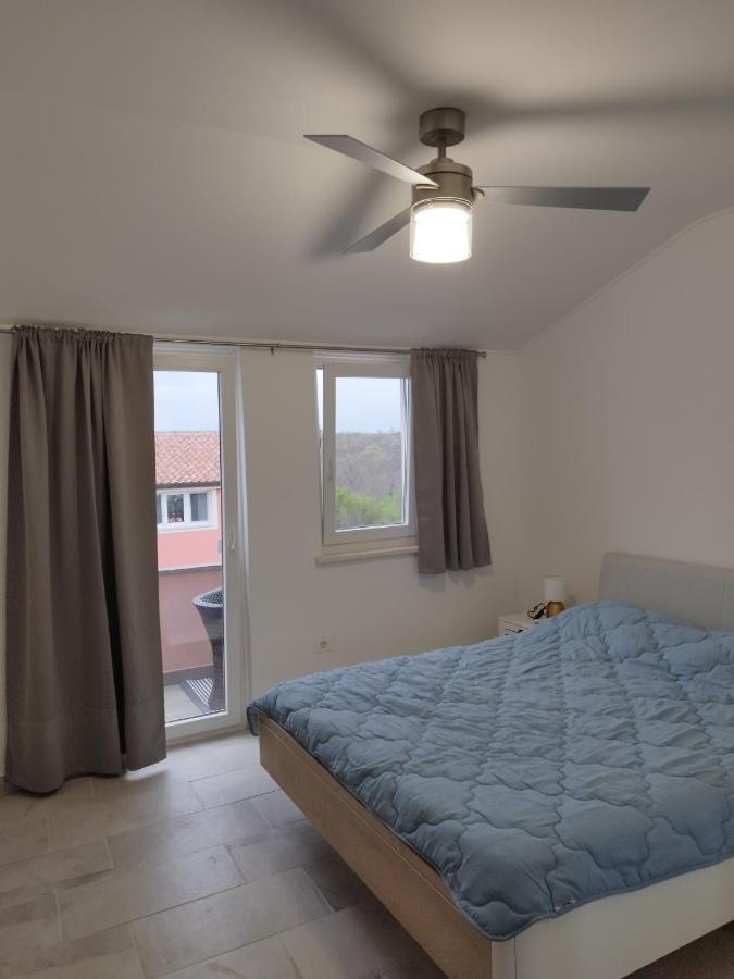 Tonis Apartment Buje Bagian luar foto